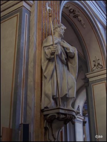 Estatua interior iglesia