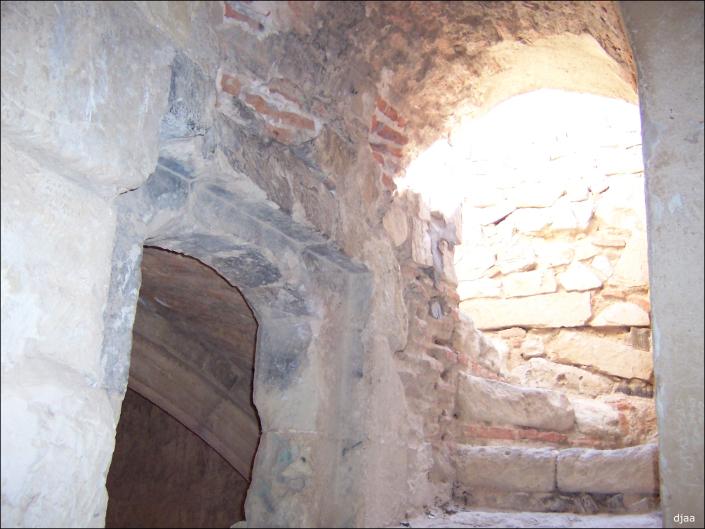 Ultimo tramo de la escalera de subida a la terraza de la torre del homenaje