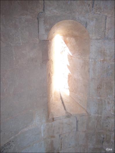 Una de las ventanas en el hueco de la escalera de caracol que sube a la terraza de la torre del homenaje