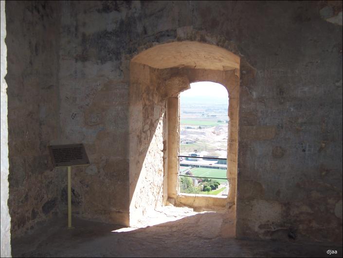 Ventana de la torre del homenaje que mira al patio de armas (interior)