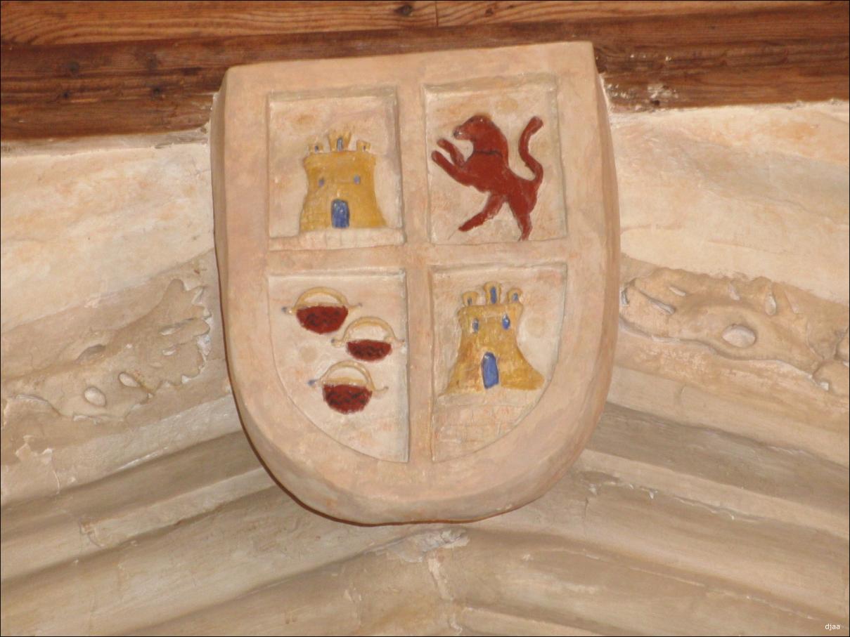 Escudo nobiliario en la escalinata