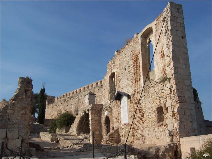 Castillo Mayor, en primer plano el Palacio del Doque de Calabria y la Prisin