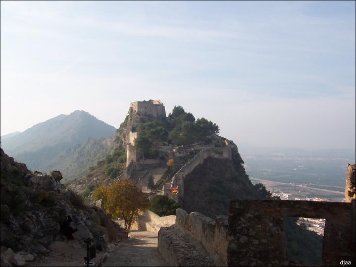 Castillo Menor, al fondo el Castillo Mayor 