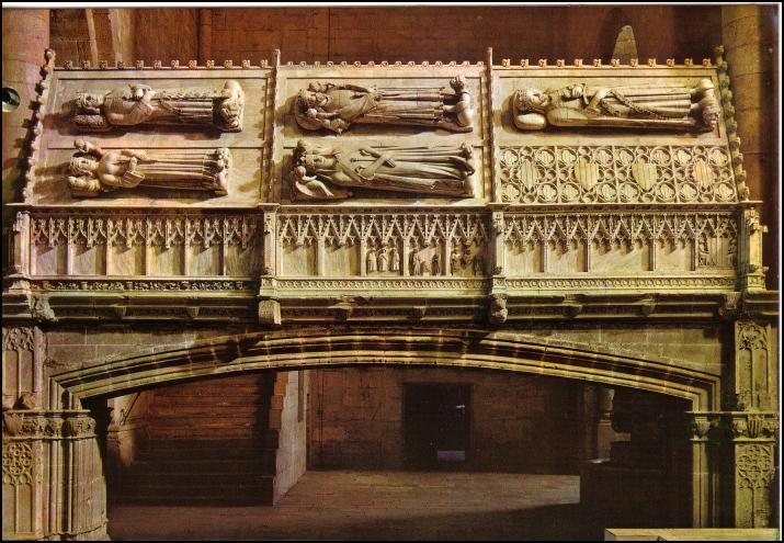 Situado en el lado del evangelio. Jaime I el Conquistador, Pedro IV el ceremonioso con sus tres mujeres y Fernando de Antequera
