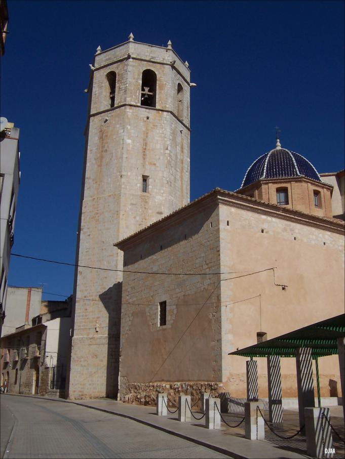 Torre en primer plano exterior Capilla San Clemente