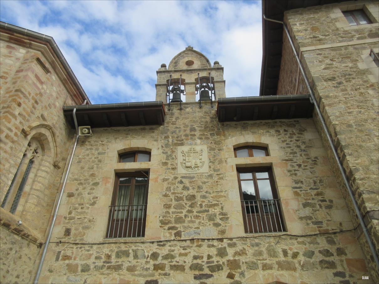 Parte superior de los arcos de entrada al claustro