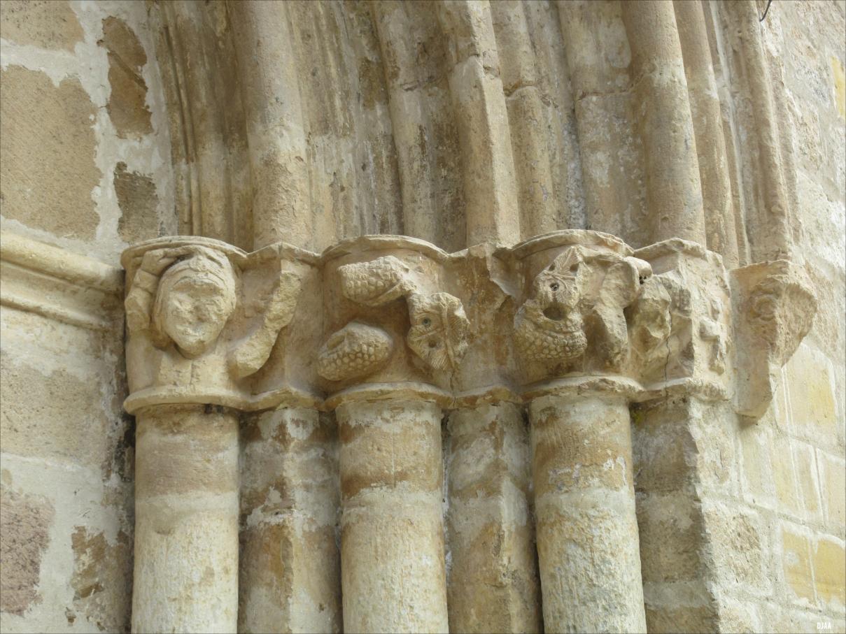 Capiteles de la puerta principal (lado derecho)