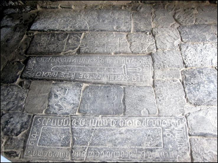 Lápidas suelo del pórtico. © Foto: Marta Puyol Ibort. Gobierno de Aragón