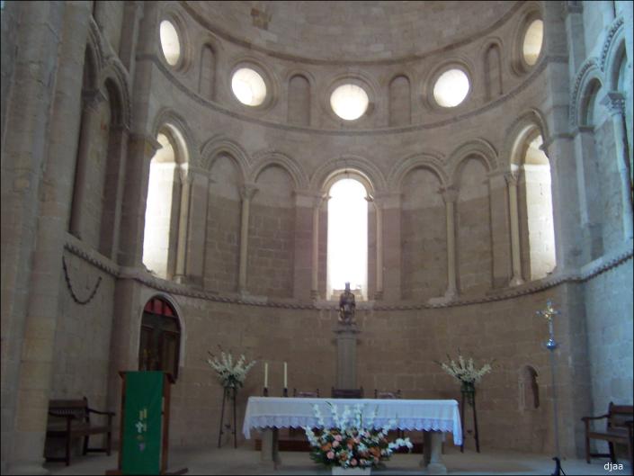 Interior hacia el altar mayor