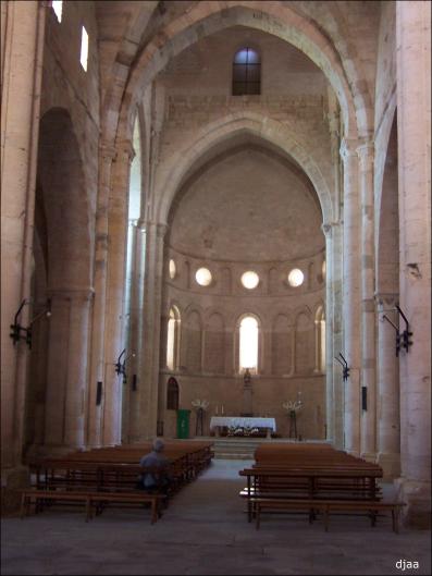 Nave central hacia el altar