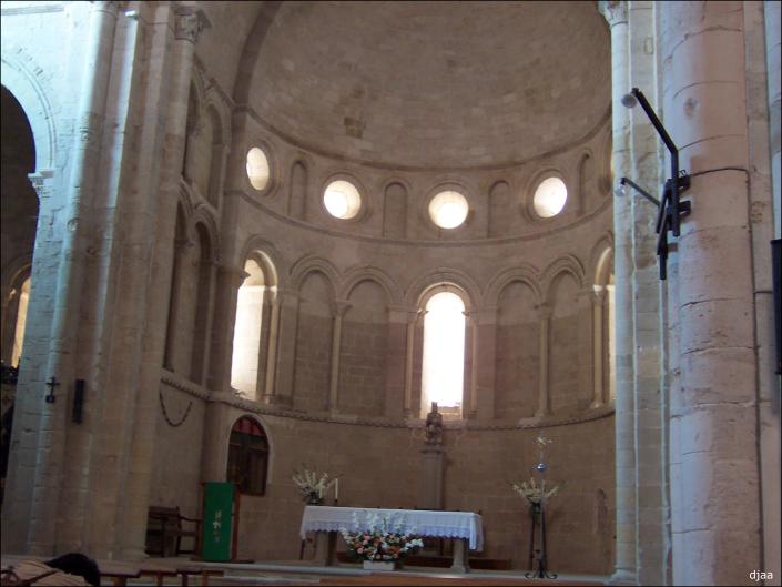 Interior hacia el altar mayor