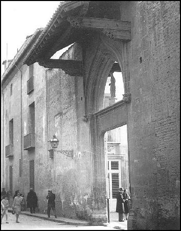 Portada del antiguo Hospital General, a la izquierda el Colegio Mayor de la Seda