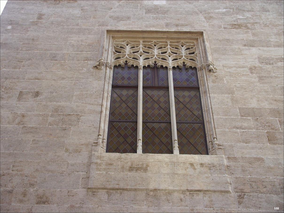 Ventana de la fachada de la calle Cordellats