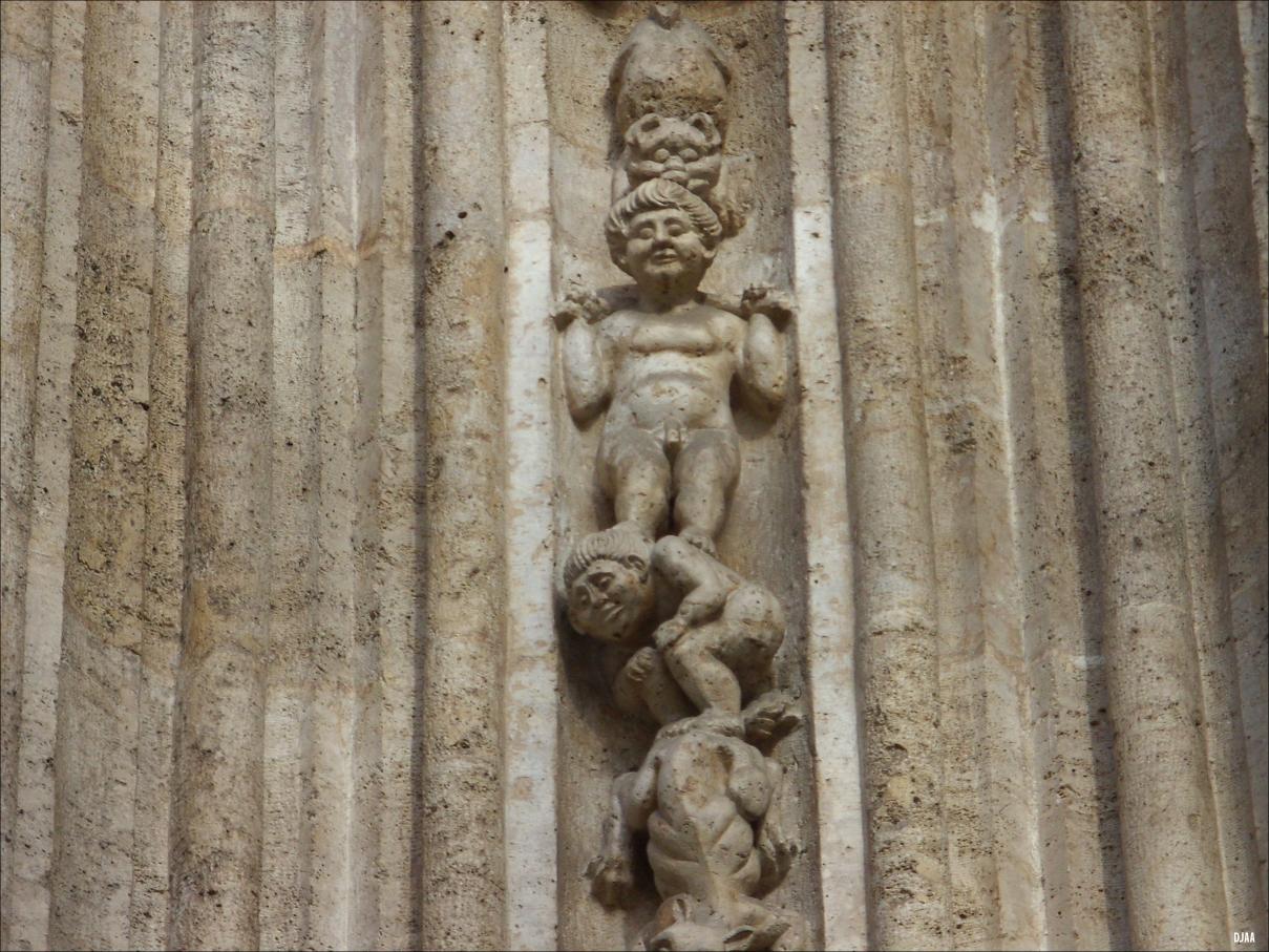 Motivos escultoricos de la Puerta principal de la Lonja 