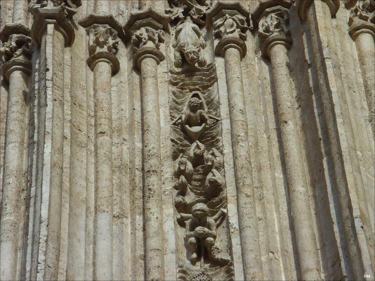 Motivos escultoricos de la Puerta principal de la Lonja 