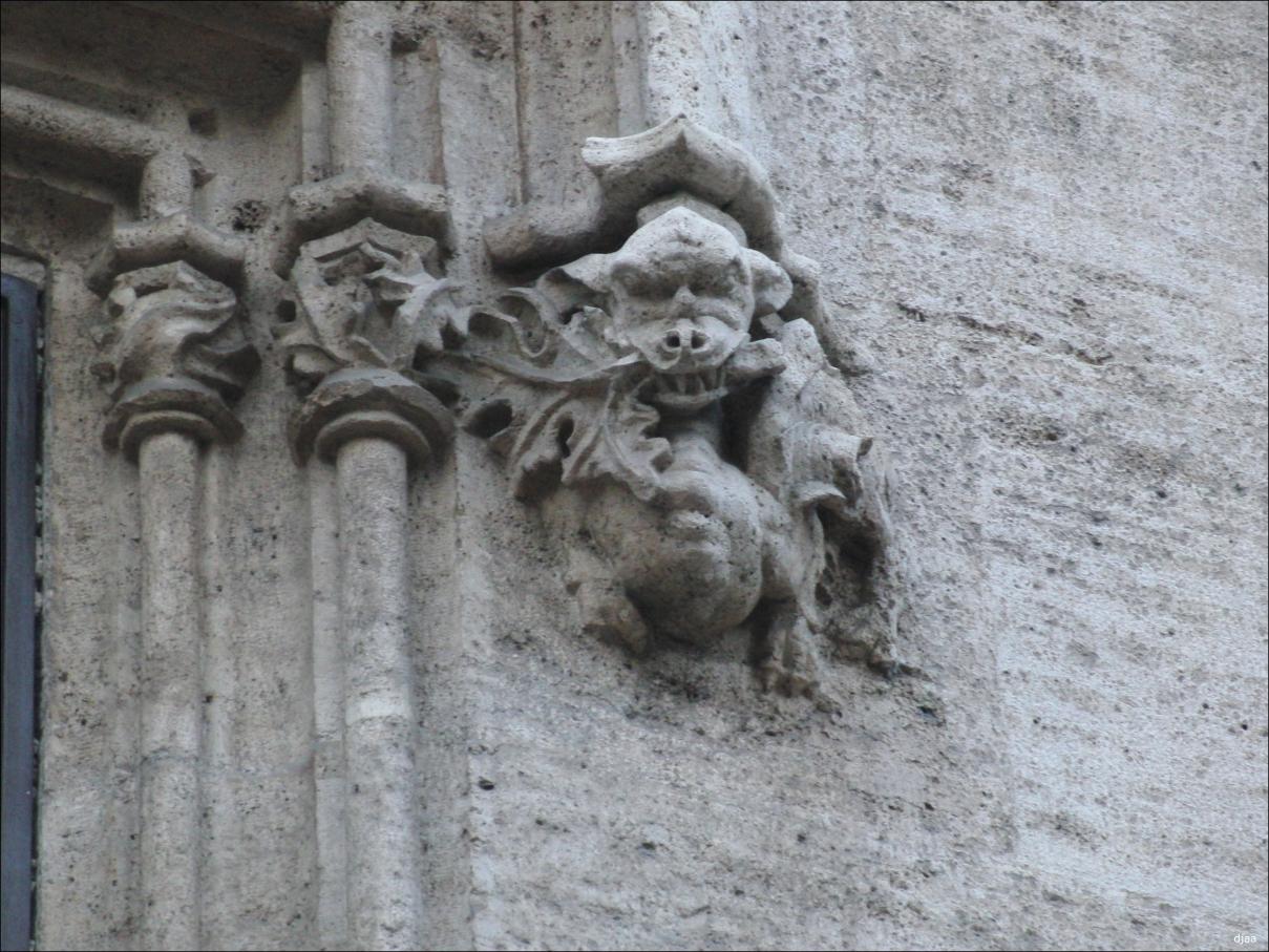 Fachada principal. (1� Ventana, lado derecho)