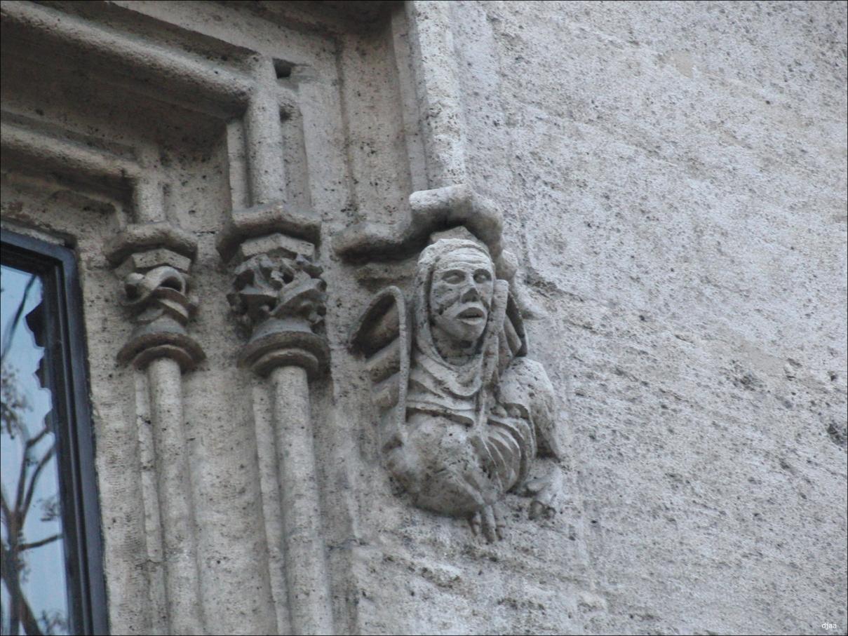 Fachada principal. (4� Ventana, lado derecho)