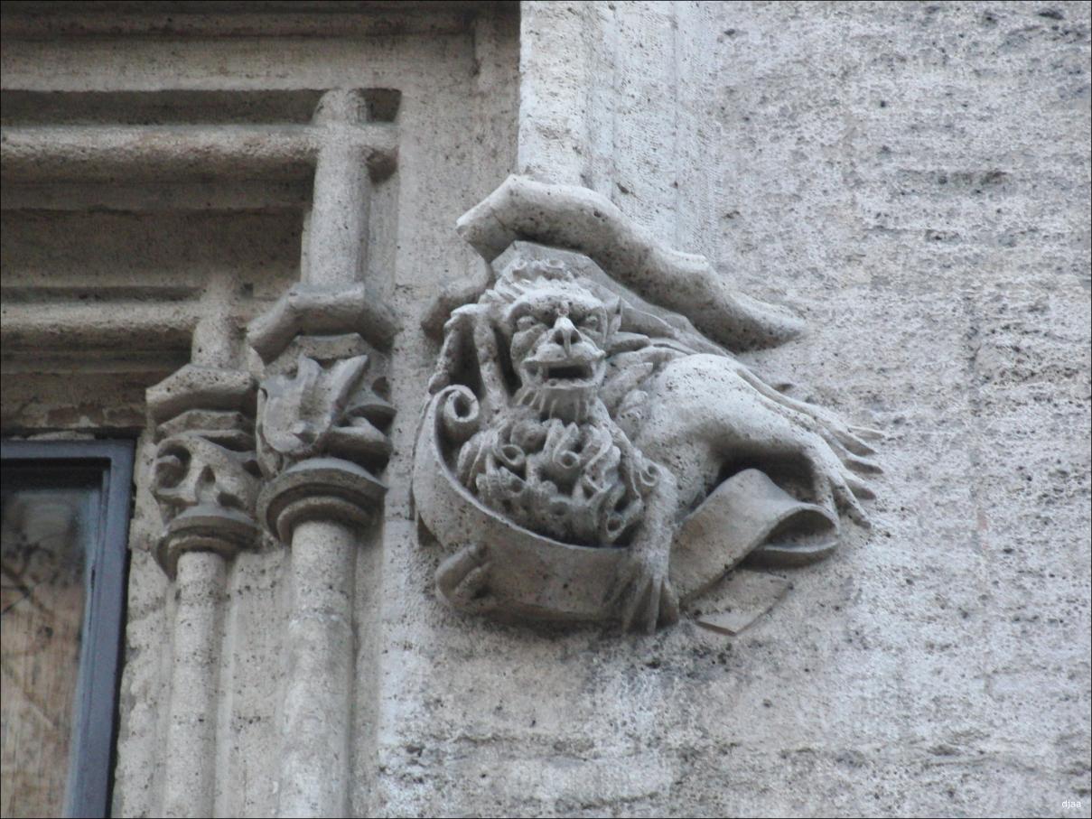 Fachada principal. (2� Ventana, lado derecho)
