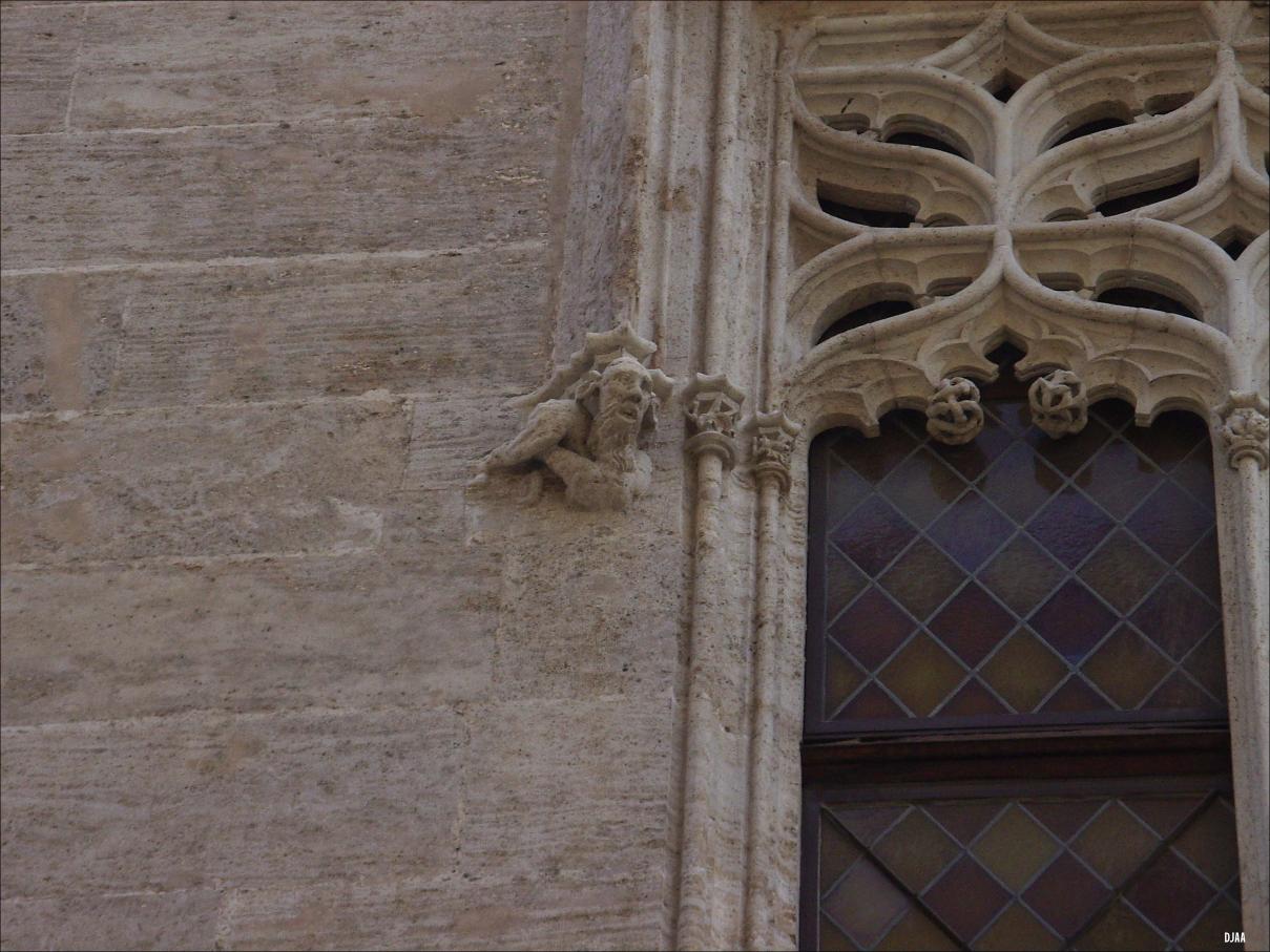 Fachada calle cordellats.Mensula lado izquierdo ventana