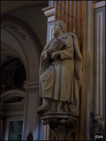 Estatua interior iglesia