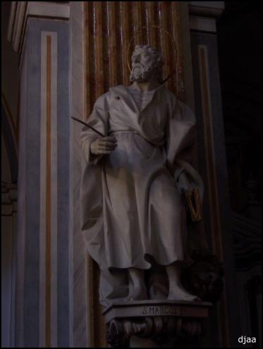 Estatua interior iglesia